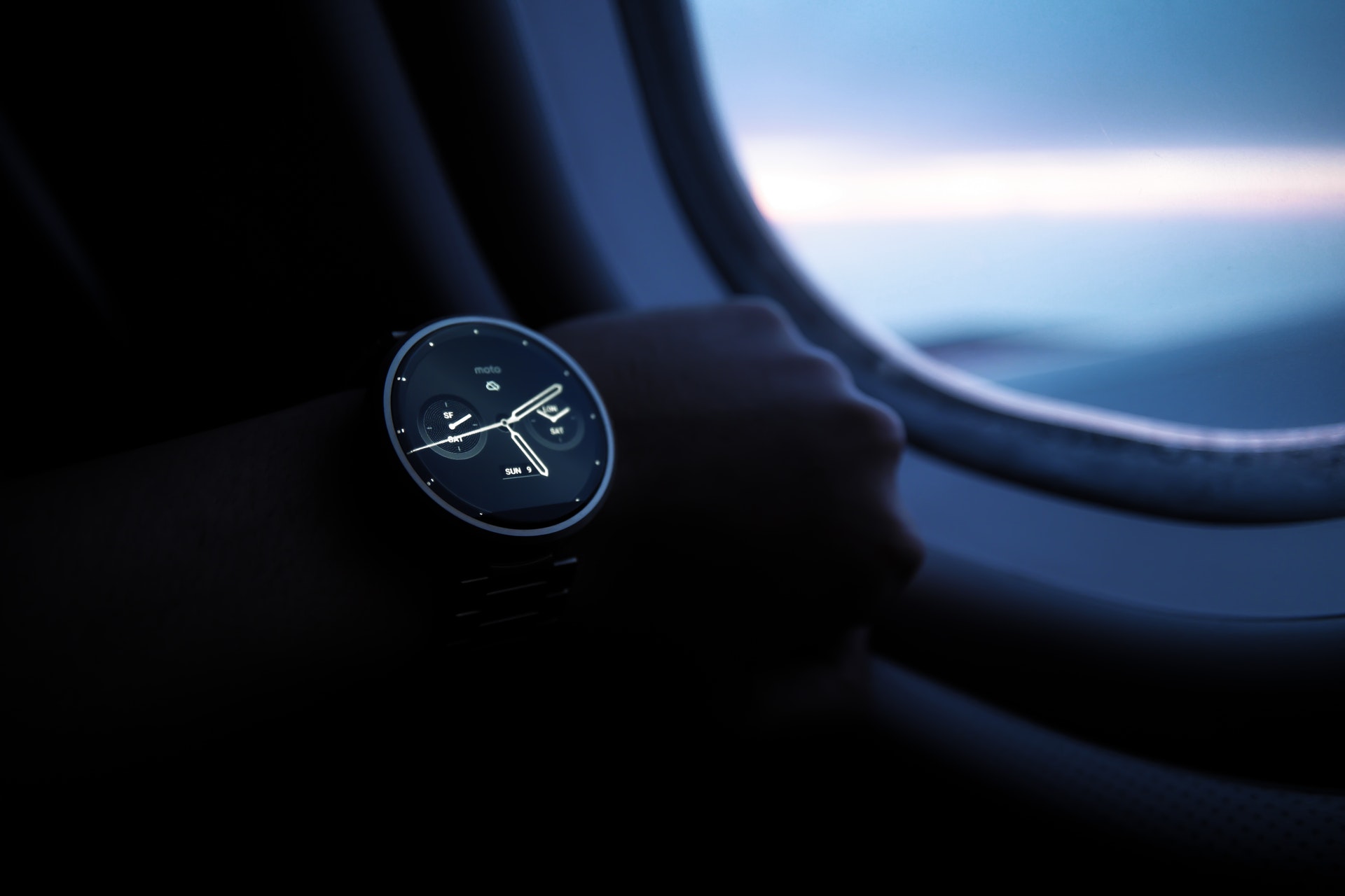 Smartwatch på arm i fly